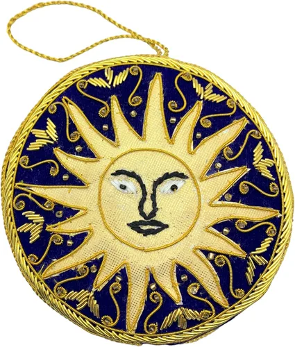Vista 17 de Adorno de Navidad adornado con corazón verde, bordado Zari Zardozi dorado con cuentas y perlas de imitación, bolsa de presentación