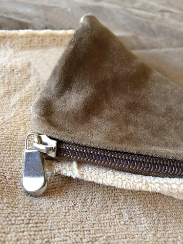 Vista 4 de Funda externa de edredón de microgamuza de forro polar coral beige de repuesto con cremallera externa (44 x 39 pulgadas) estilo plano se adapta a
