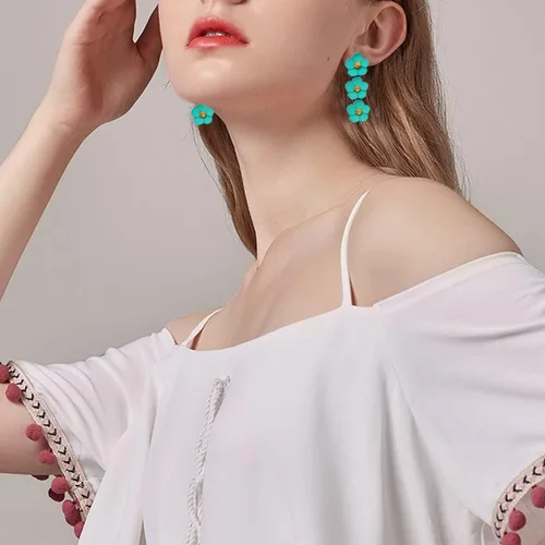 Vista 3 de Juego de 6 a 7 pares de elegantes aretes colgantes de flores largas bohemias, delicados aretes bohemios en capas con pétalos florales en capas