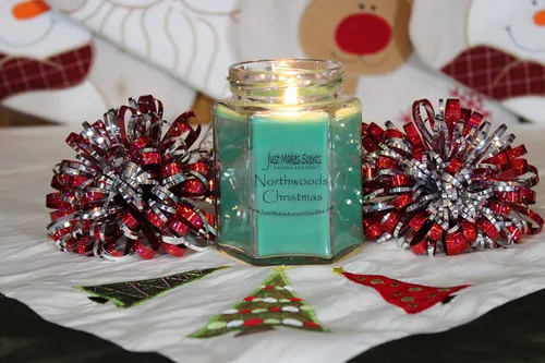 Vista 2 de Just Makes Scents - Vela de soja mezclada de Navidad Pino fresco de bálsamo invernal y arándano picante claro vertido a mano en los Estados
