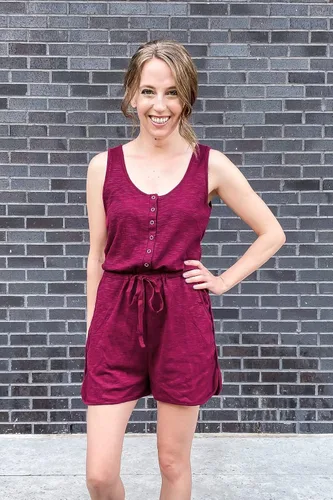 Vista 4 de PRETTYGARDEN Mono corto casual de verano para mujer, con cuello redondo, botones, sin mangas, con bolsillos