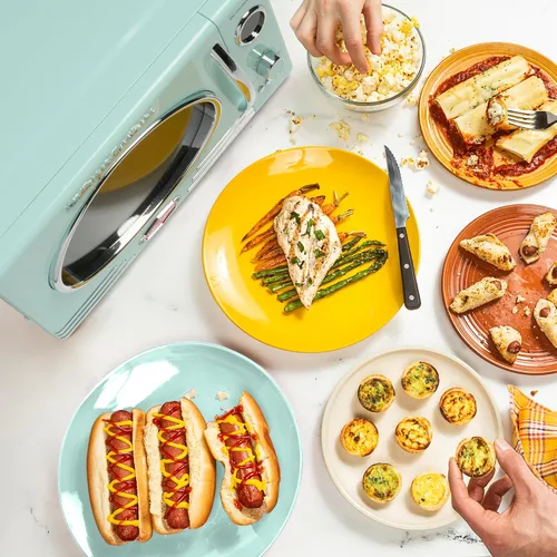 Vista 47 de Nostalgia Horno microondas retro compacto para encimera, 0.7 pies cúbicos, 700 vatios con pantalla digital LED, bloqueo para niños, interior fácil