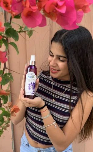 Vista 3 de Violet Petals Love Splash Body Mist 8.0 oz - Pétalos de Violetas Colonia 8.0 oz