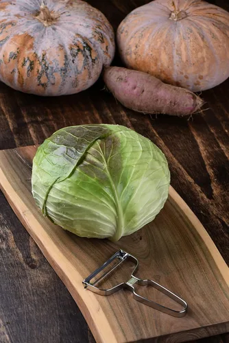 Vista 4 de Pelador 2 en 1 para verduras, papas, batatas, repollo, rebanador de cebolla, rábano, pelador multifunción (mango Shpae puede variar)