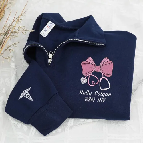 Vista 7 de COUPLEHOODIES - Sudadera de enfermería bordada con nombre, personalizada, con cremallera de un cuarto, regalo para asistente de enfermería