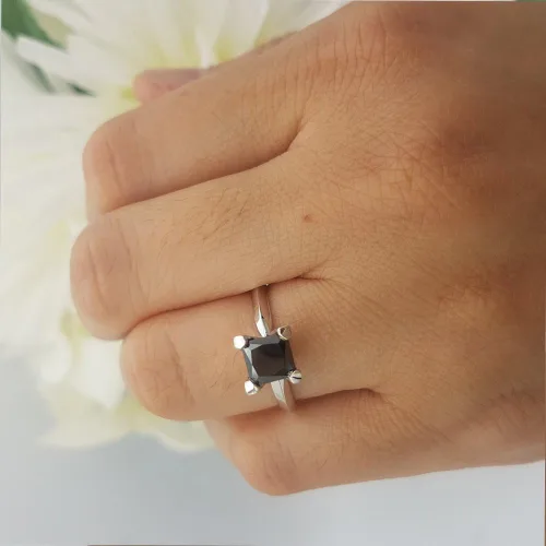 Vista 4 de Dazzlingrock Collection Anillo de compromiso solitario de 14 quilates con diamante negro de corte princesa para mujer, oro blanco