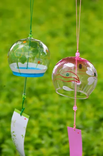 Vista 2 de Campanas de viento de cristal de Furin japonés de 2 piezas, campanas de viento para cumpleaños, hogar, decoración (trébol y Sakura)