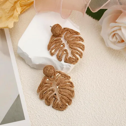 Vista 5 de RUOFFETA Aretes de hoja de palma de rafia, rafia envueltos en paja de Monstera, aretes colgantes de gota de verano tropical joyería de playa