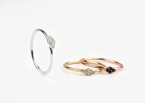 Vista 2 de Elegante joyero para mujer, anillo de rombo de diamantes pequeños en oro macizo de 9k, 14k y 18k, anillo geométrico rombo, banda minimalista
