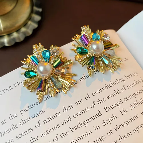 Vista 2 de Aretes de flores plateadas medievales vintage para mujer, hipoalergénicos
