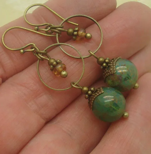 Vista 5 de Green Dangle Earrings in Bohemian Marbled Glass