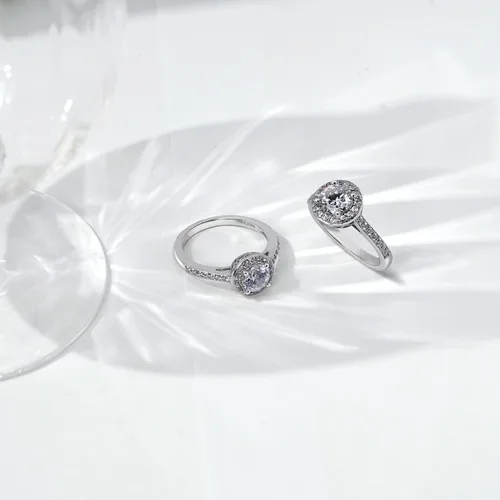 Vista 3 de Tienda Essentials Anillo redondo de plata de ley chapada en platino o oro hecho con circonitas Infinite Elements, (anteriormente colección Tienda)