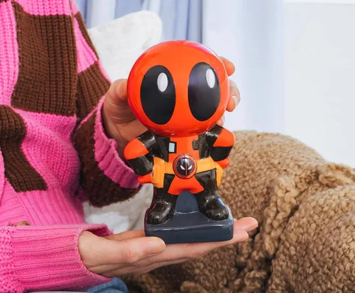 Vista 5 de Silver Buffalo Deadpool Chibi Stance - Banco pequeño de monedas de cerámica