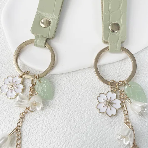 Vista 5 de SWJEWEL 4 llaveros de flores lindo bolso llavero personalizado llavero dorado para mujeres niñas coche regalo creativo