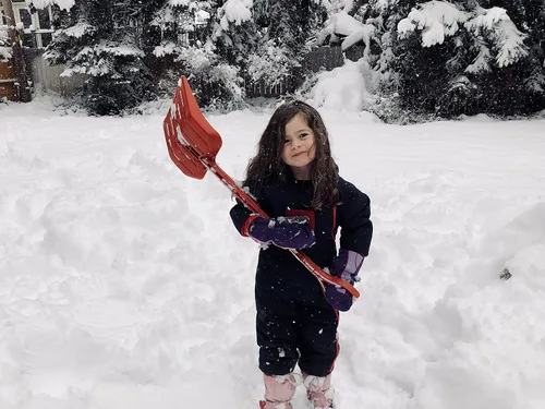 Vista 2 de Rocky Mountain Goods Pala de nieve para niños, 34 pulgadas, pala de nieve de tamaño perfecto para niños de 3 a 12 años, más segura que las palas