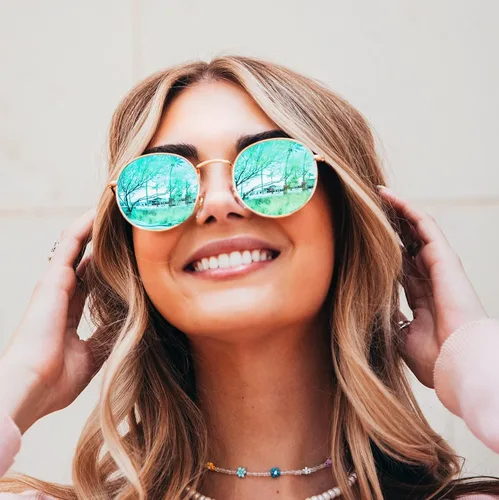 Vista 19 de Wearme Pro, modernos lentes de sol con lente redondo reflectante