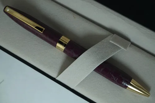 Vista 2 de Sheaffer Hecho a mano en Estados Unidos Legacy Heritage Look of Leather Wine Burgundy barril y 22KT Gold Appointments Bolígrafo