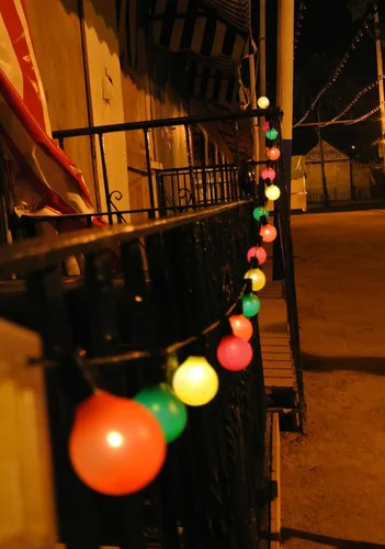 Vista 6 de Paquete de 25 bombillas LED multicolor G40 de repuesto para Navidad, 1 vatio, base de candelabro E12/C7, bombillas LED globo Edison de plástico