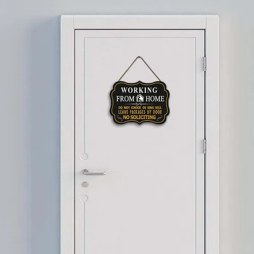 Vista 2 de Letrero con texto en inglés "Working from Home" ("Do Not Knock or Ring Bell Leave Packages at Door No Soliciting") para puerta delantera, letrero