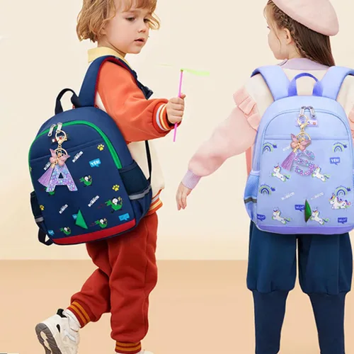 Vista 5 de Suweibuke Coloridos llaveros con letras iniciales para mujeres y niñas con borla de mariposa, dije para bolso, bolsos, mochilas