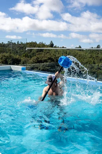 Vista 9 de Hydrorevolution Ultimate Pool Exercise Bundle Pesos de agua de alta resistencia Equipo de ejercicio acuático Campanas azules, aletas y barra