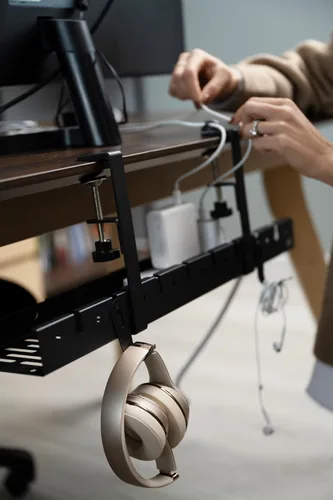 Vista 8 de Bandeja de Gestión de Cables Bajo el Escritorio Sin Taladro - Extensible de 16" a 31" de Acero Resistente Ocultador de Cables de Escritorio