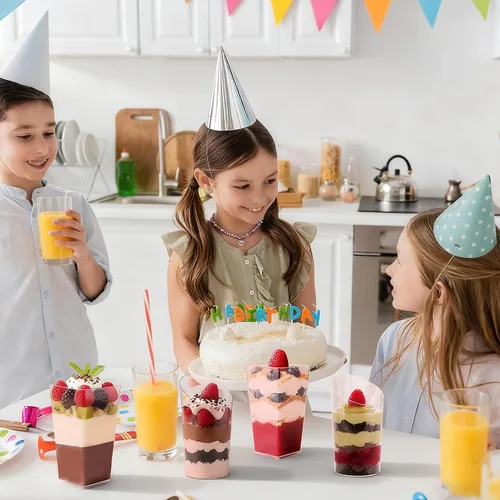 Vista 6 de Nuogo - Juego de 100 mini tazas de postre con cucharas, cuadrados de 3 onzas y 2.5 onzas, inclinados, redondos, pequeños, de plástico transparente