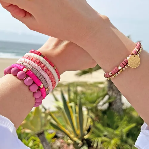 Vista 3 de CATCHY & CRAFTY 9 pulseras Heishi de varias capas con cuentas de arcilla de vinilo, apilables, elásticas, para mujeres, regalo para el día