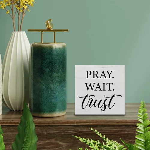 Vista 3 de Inspiration - Cartel de madera cristiana para decoración de escritorio, con texto en inglés "Pray Wait Trust", caja de madera rústica
