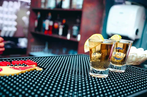 Vista 3 de Vasos de chupito personalizados de 1.41 onzas a granel, regalos personalizados para hombres y mujeres en bodas, cumpleaños, aniversario