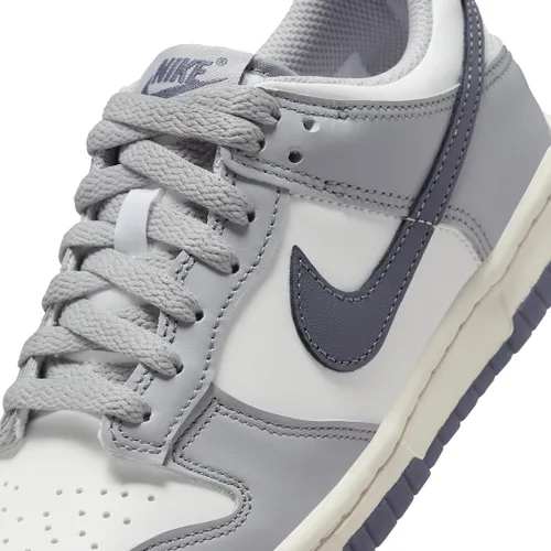 Vista 517 de Nike Kid's Dunk Low Sneaker