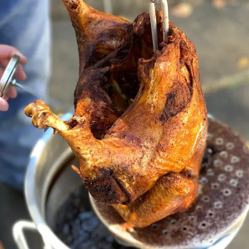 Vista 3 de Bayou Classic Olla para freidora de pavo, tapa ventilada, asas remachadas, estante para aves de corral, termómetro, inyector, 42 cuartos de galón
