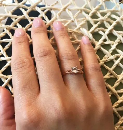 Vista 4 de Anillo de compromiso con solitario estilo infinito de morganita natural en oro rosa de 10 quilates