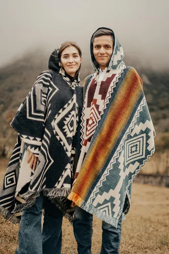 Vista 7 de Alpaca ponchos for men and women, handmade with the best alpaca wool material by Ecuadorian artisans.