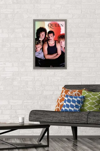 Vista 2 de Trends International Queen - Póster de pared en concierto, 14.725 x 22.375 pulgadas, versión enmarcada de madera de granero Versión enmarcada