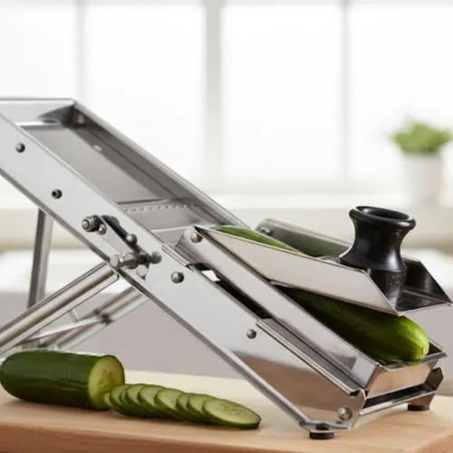 Vista 2 de Soro Essentials - Cortador de alimentos de mandolina ajustable de acero inoxidable con 2 cuchillas de protección de mano de seguridad- Cortador