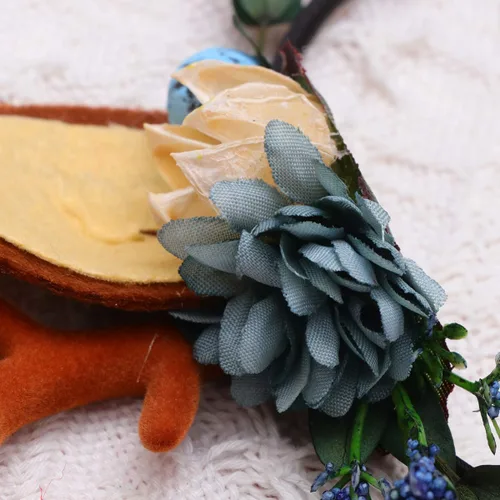 Vista 4 de Lurrose Diadema de Navidad con cuernos de ciervo, corona de bayas y flores, diadema de Navidad, boho, tocado para fiesta para mujer