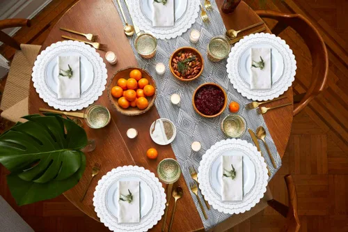 Vista 5 de Juego de 2 platos de madera blanca, elegantes manteles individuales de diseño festoneado para decoración de mesa de comedor, reuniones familiares