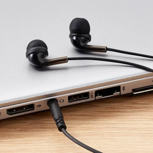 Vista 6 de Amazon Basics - Auriculares con cable con micrófono, intrauditivos, conector de 3,5 mm, cable de 1,3 m de largo, almohadillas S/M/L, negro