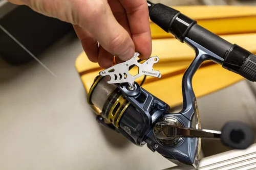 Vista 3 de KeySmart AllTul Shark - Multiherramienta llavero multiusos 4 en 1 para llevar todos los días con abridor de botellas, llave inglesa, punta Phillips