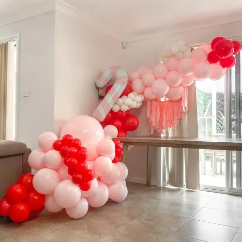 Vista 4 de Kit de arco de guirnalda de globos de Navidad de 140 unidades, globos de bastón de caramelo rojo y rosa, globo de aluminio de piruleta dulce