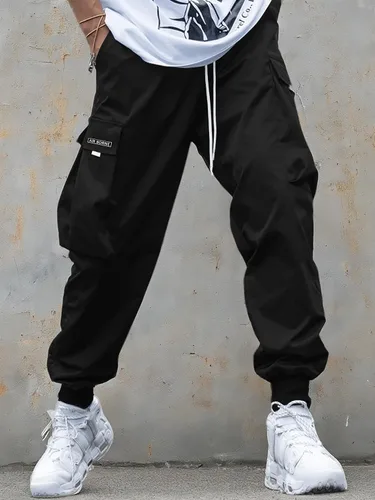Vista 6 de OYOANGLE - Pantalones de jogger de calle con cordón, bolsillo con solapa y gráfico de letras, casuales, para hombre