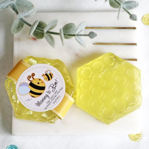 Vista 3 de Kate Aspen Jabón de panal perfumado con miel dulce y flores frescas, recuerdos de baby shower de mamá a abeja, paquete de 4 unidades, 21084NA