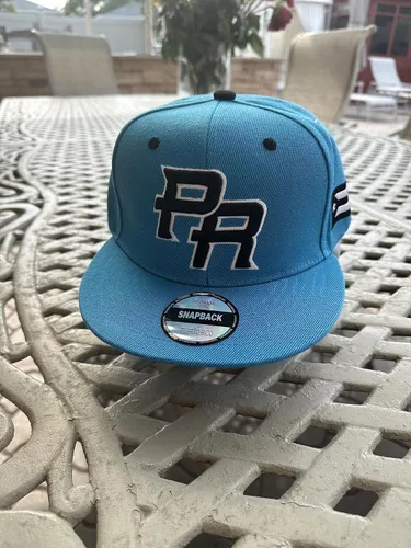 Vista 3 de Gorra Snapback con visera plana bordada en 3D PR con bandera de Puerto Rico