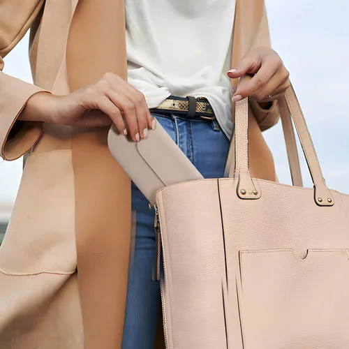 Vista 7 de AGIKET Soporte de silicona para brochas de maquillaje, bolsa de cosméticos de viaje: soporte suave y portátil para brochas cosméticas faciales