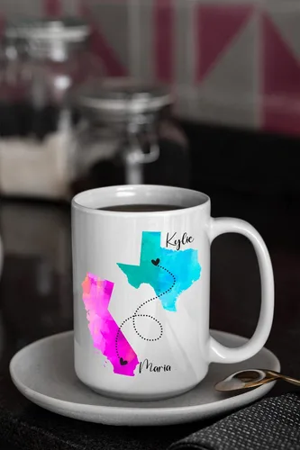 Vista 6 de Taza de café personalizada de larga distancia, tazas personalizadas con cita de mejores amigos, Estados con corazones sobre ciudades, añade nombres