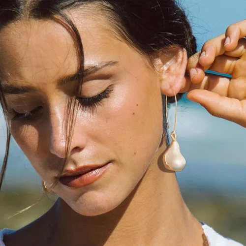 Vista 2 de SOFYBJA Dainty 18K Gold Plated Pearl Turquoise Drop Earrings Long Dangle Lightweight Handmade Earrings Jewelry Perla de pera dorada