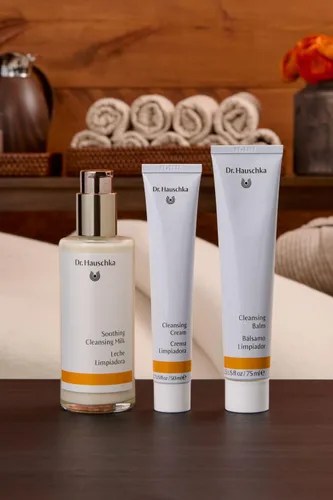 Vista 6 de Dr. Hauschka Soothing Leche de limpieza, 4.9 onzas líquidas.
