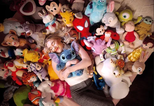 Vista 6 de Disney Store Peluche oficial de Pua, Moana, mediano de 13 pulgadas, personaje icónico de peluche con ojos bordados y características de felpa suave