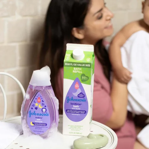 Vista 3 de Johnson's Baño para bebé con aromas naturales relajantes y relajantes, hipoalergénico, suave y sin desgarros, esencial para el baño nocturno